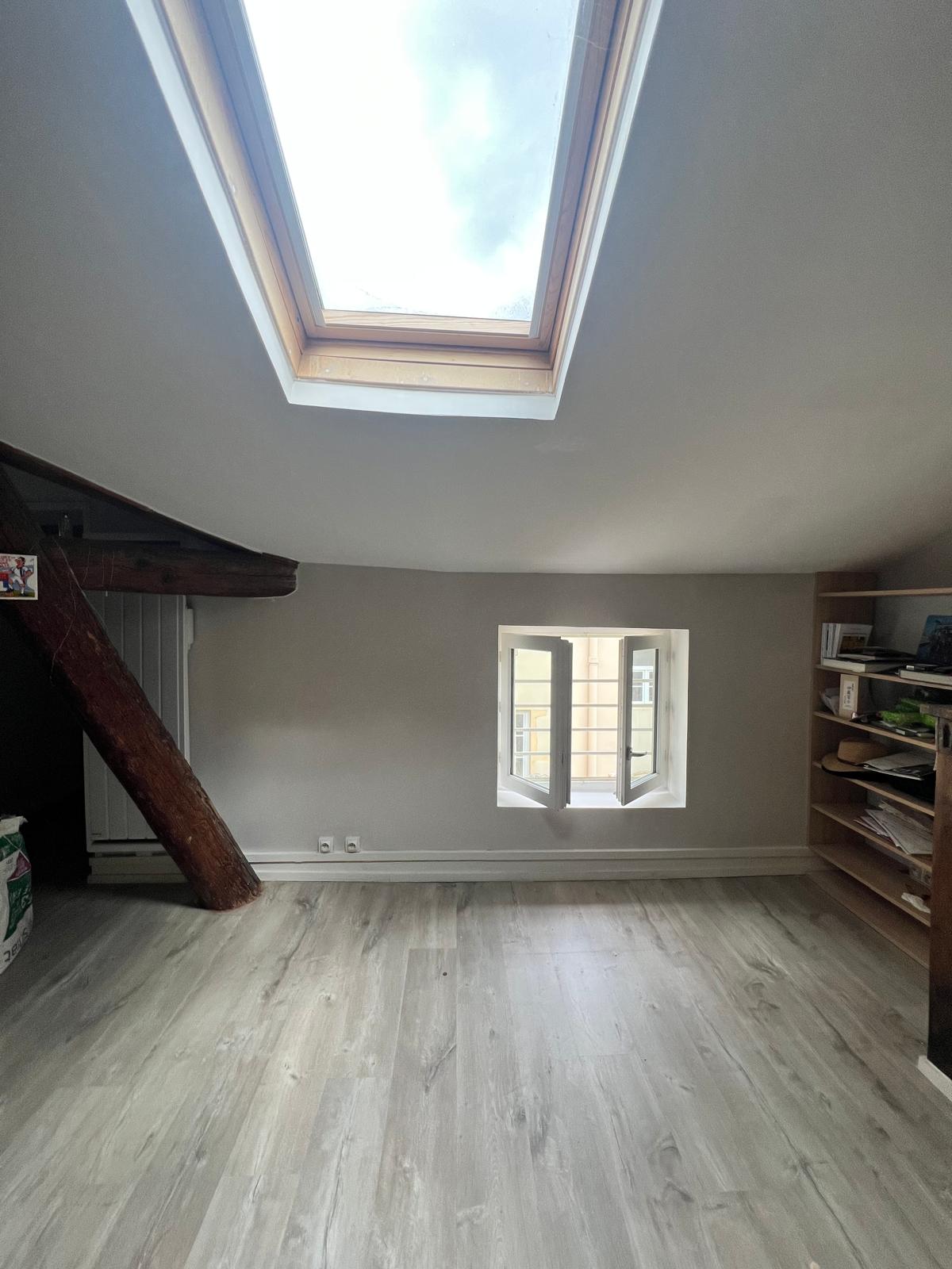 Photo d'un séjour d'un appartement dont le mur a été enduit et repeint suite à un sinistre.