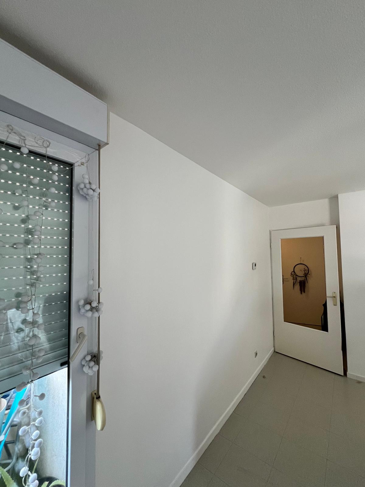 Photo d'un appartement dont le mur et le plafond ont été refaits et repeints en blanc par l'équipe d'Araz Bâtiment à Villeurbanne.