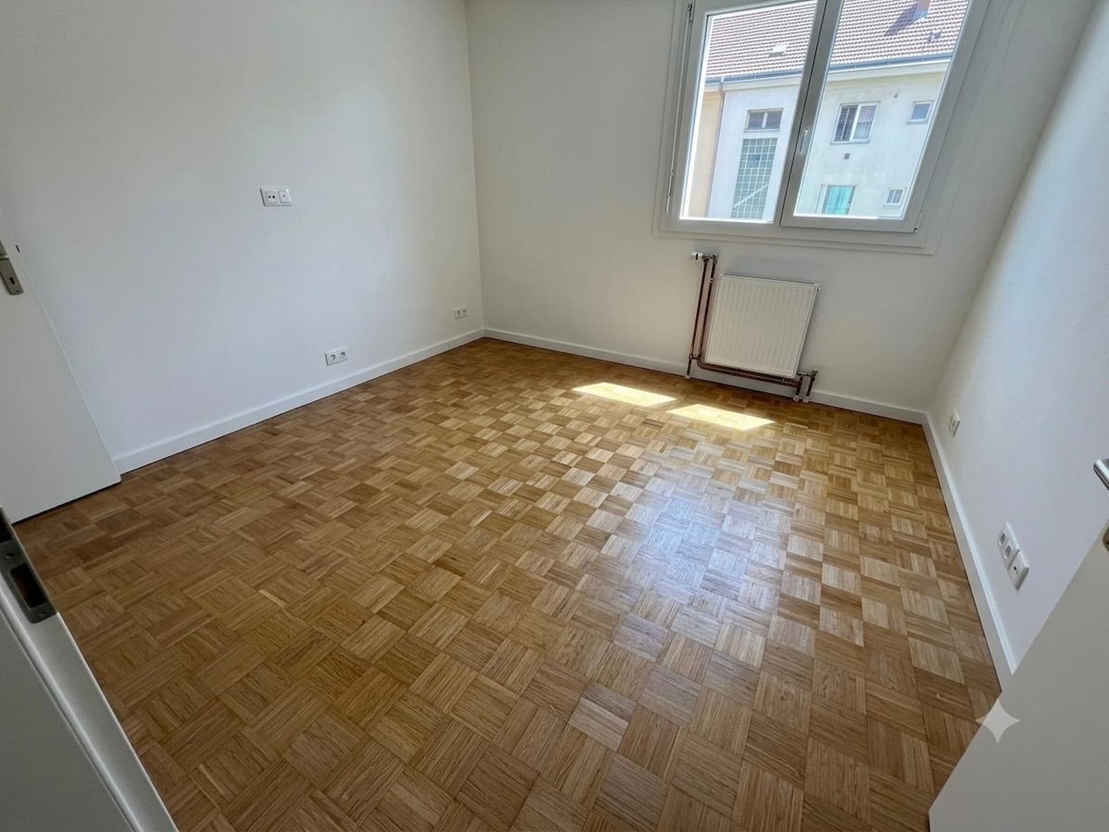Photo d'un parquet mosaïque après ponçage et deux couches de vitrificateur à Lyon.