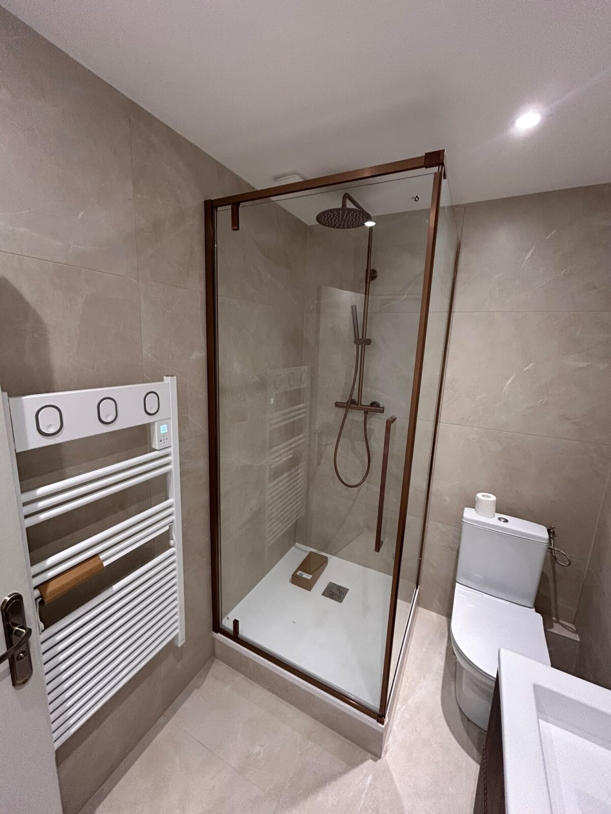 Photo d'une salle de bains rénovée par Araz Bâtiment à Lyon 6ième.