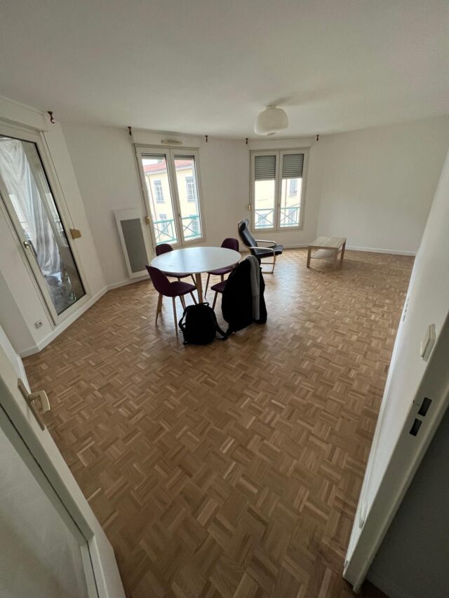 Photo d'une pièce avec 4 fenêtres en alcôve et un sol en parquet de style empire.
