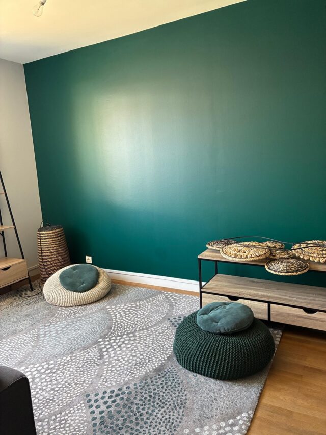 Photo d'un salon avec un mur de couleur bleu canard.