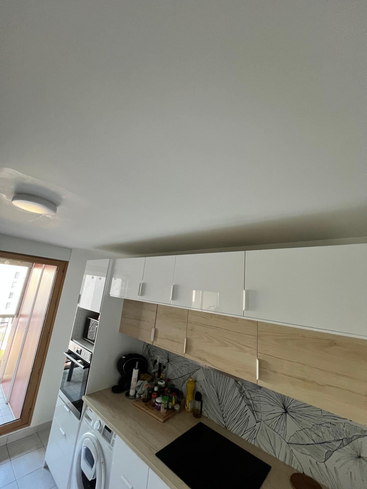 Photo de placards de cuisine en bois laqué blanc.