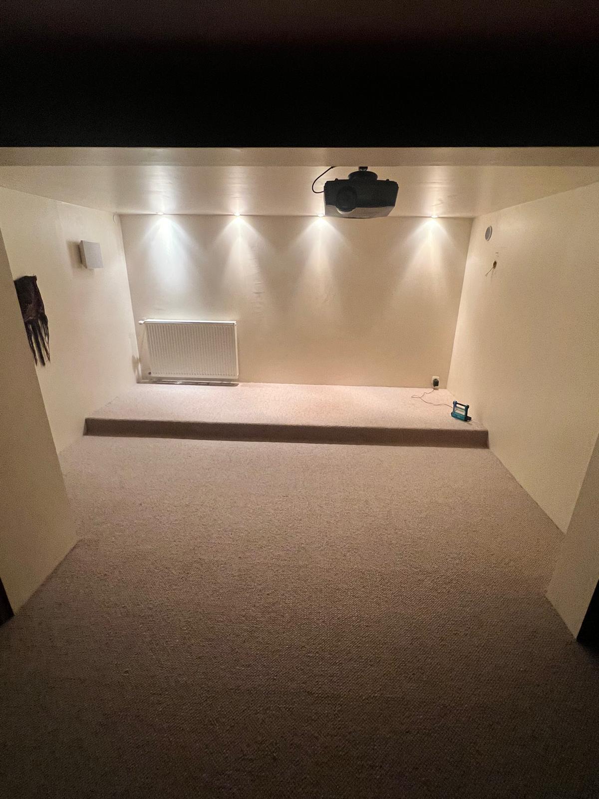 Photo d'une salle de home cinéma avec avec un éclairage de style scénique.