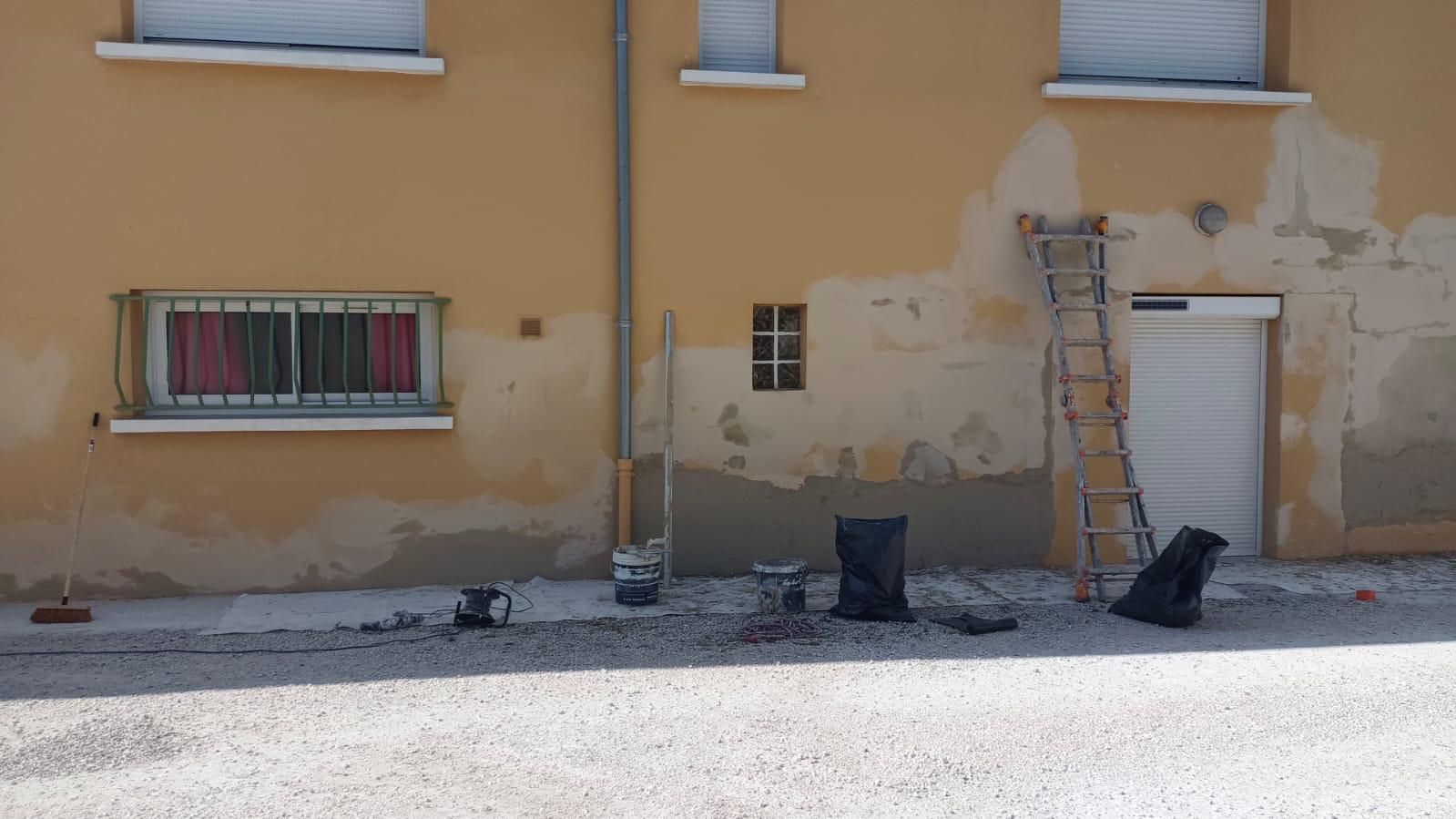 Photo d'un chantier de rénovation d'une façade d'un immeuble.