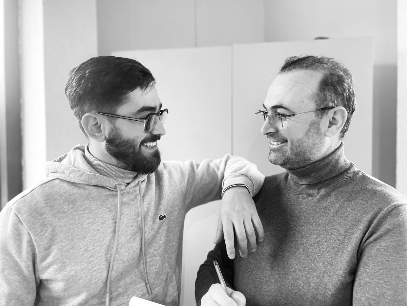 Photo en noir et blanc d'Oscar Harun et Ali Araz.