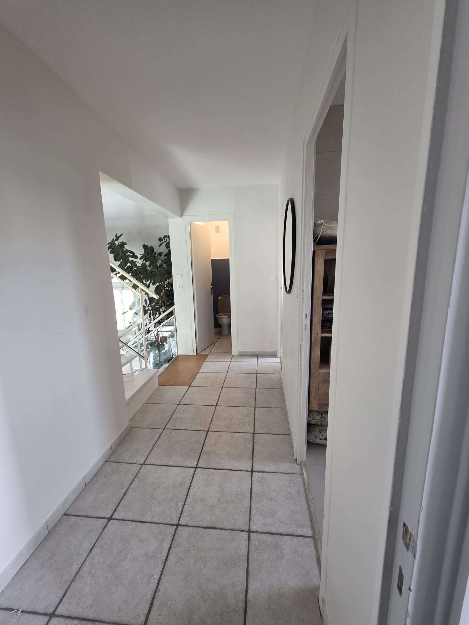 Photo de l'entrée d'une maison après des travaux de peinture.