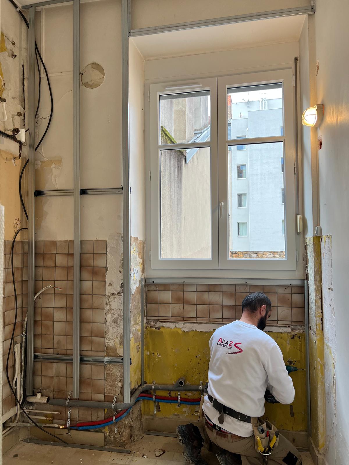 Photo d'un plombier de la société Araz en train de faire des branchements d'eau.