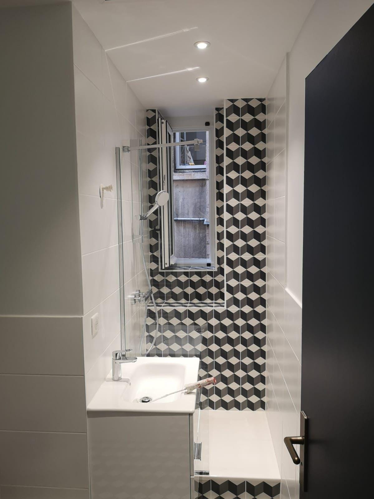 Photo d'une salle de bains d'hôtel rétro chic en carrelage blanc et noir.