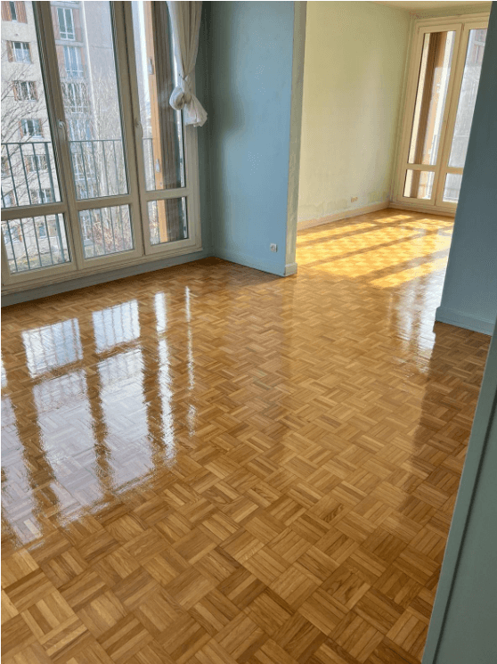 Photo d'un appartement ancien avec un parquet de style empire lustré et brillant.