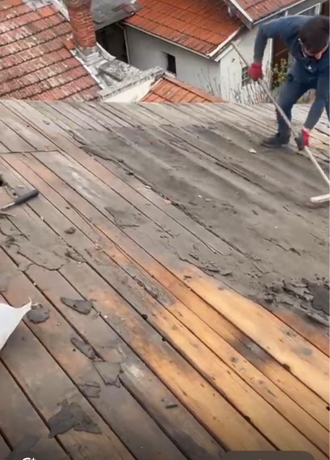 Photo d'une sous-toiture en bois en train d'être poncée par un ouvrier du bâtiment.