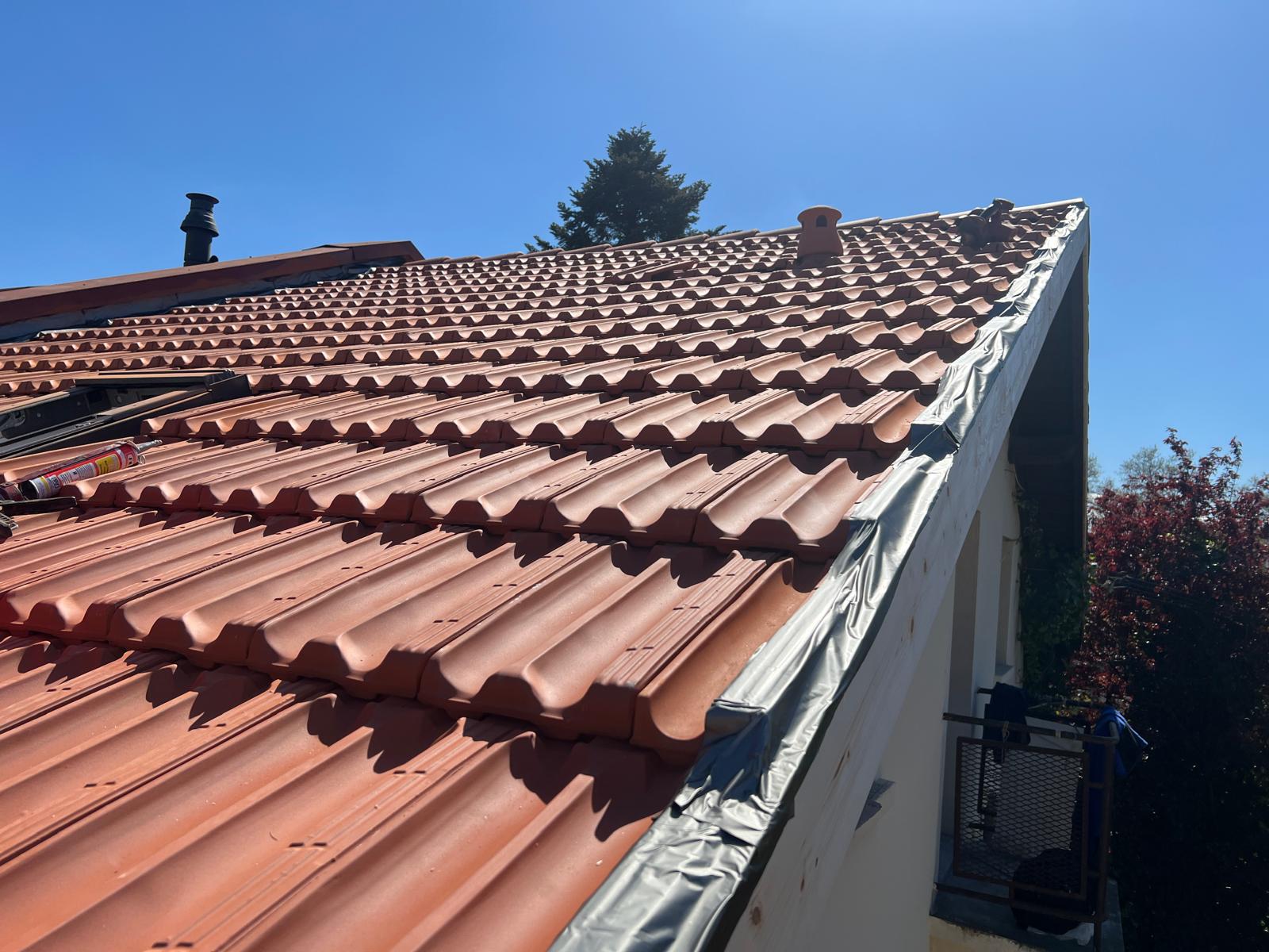 Photo d'un pignon d'une maison avec une vue sur les tuiles.